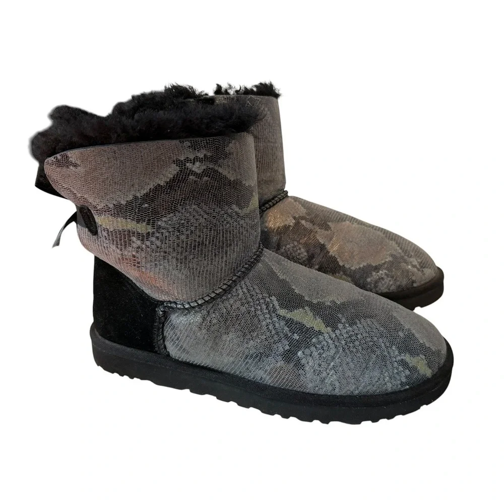 UGG Mini Bailey Bow Snake Grey Snakeskin Print Sheepskin Boots Size 9